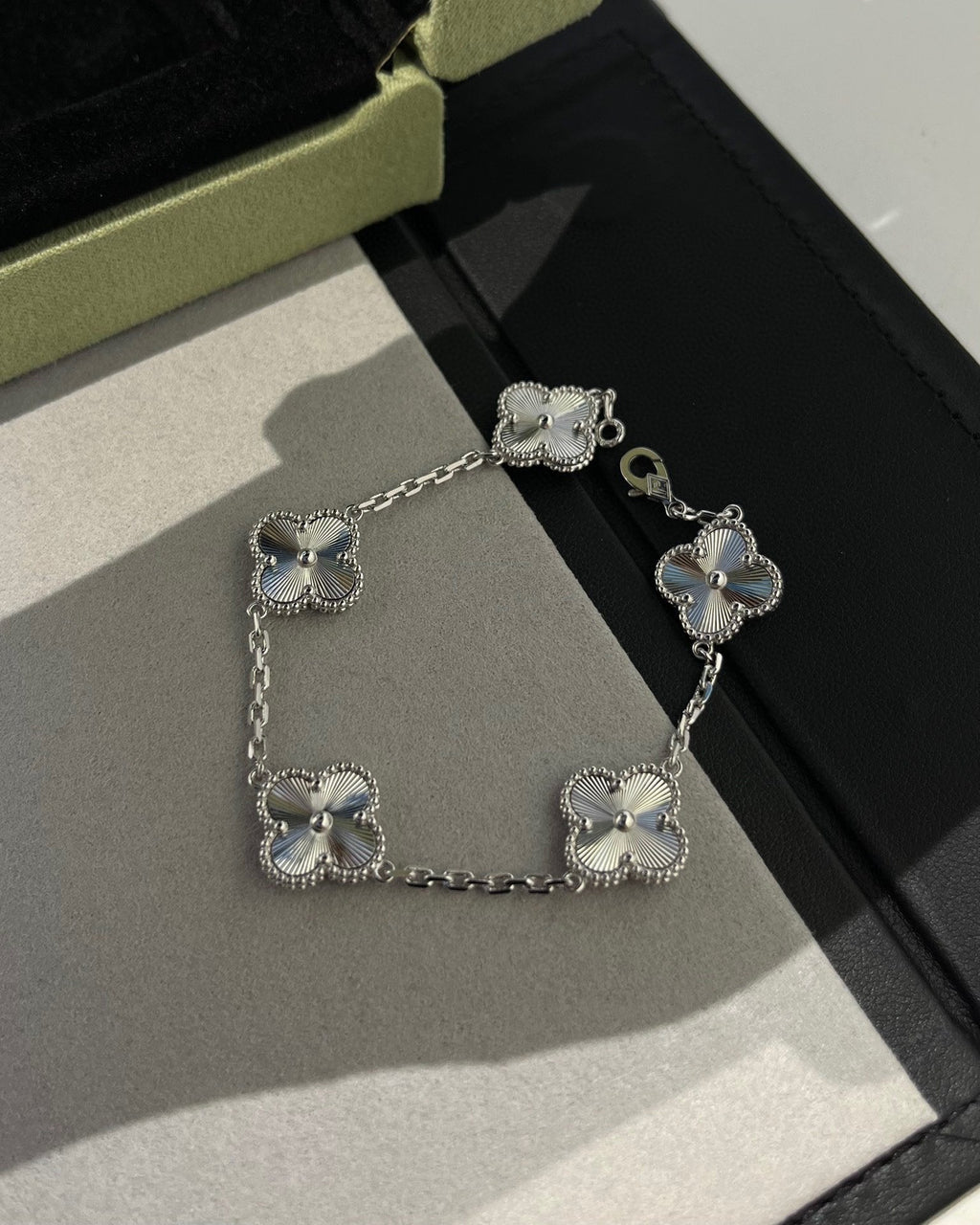 [Aura ]New  CLOVER 5 MOTIF LASER BRACELET COLLECTION